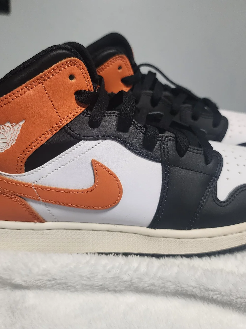 Air Jordan 1 Mid GS Starfish/Black Toe  7Y